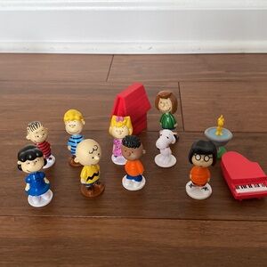 Peanuts Charlie Brown and the gang play figures